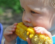 Child eating sweetcorn - Covid-19 - Paris helps families pay for organic food