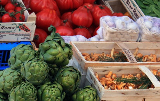 Organic market report - UK enjoys major boost to organic food - organic food market stall